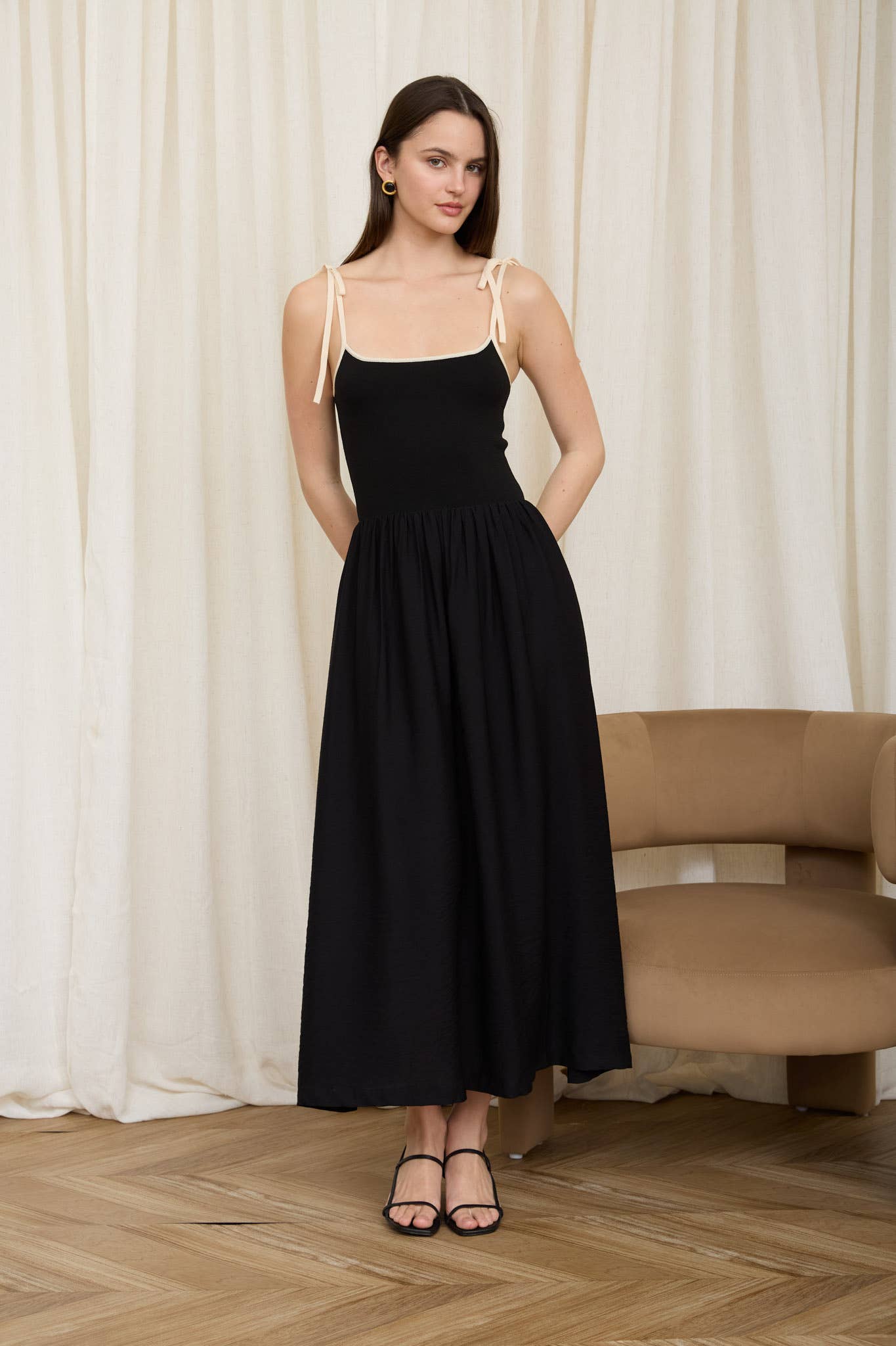Scoop Neck Contrast Tie Maxi Dress