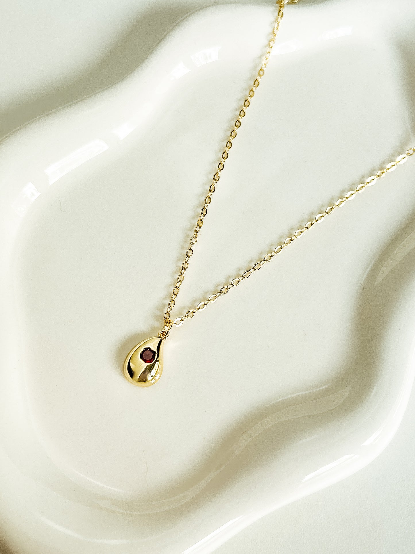 Cheloré Teardrop Gold Necklace