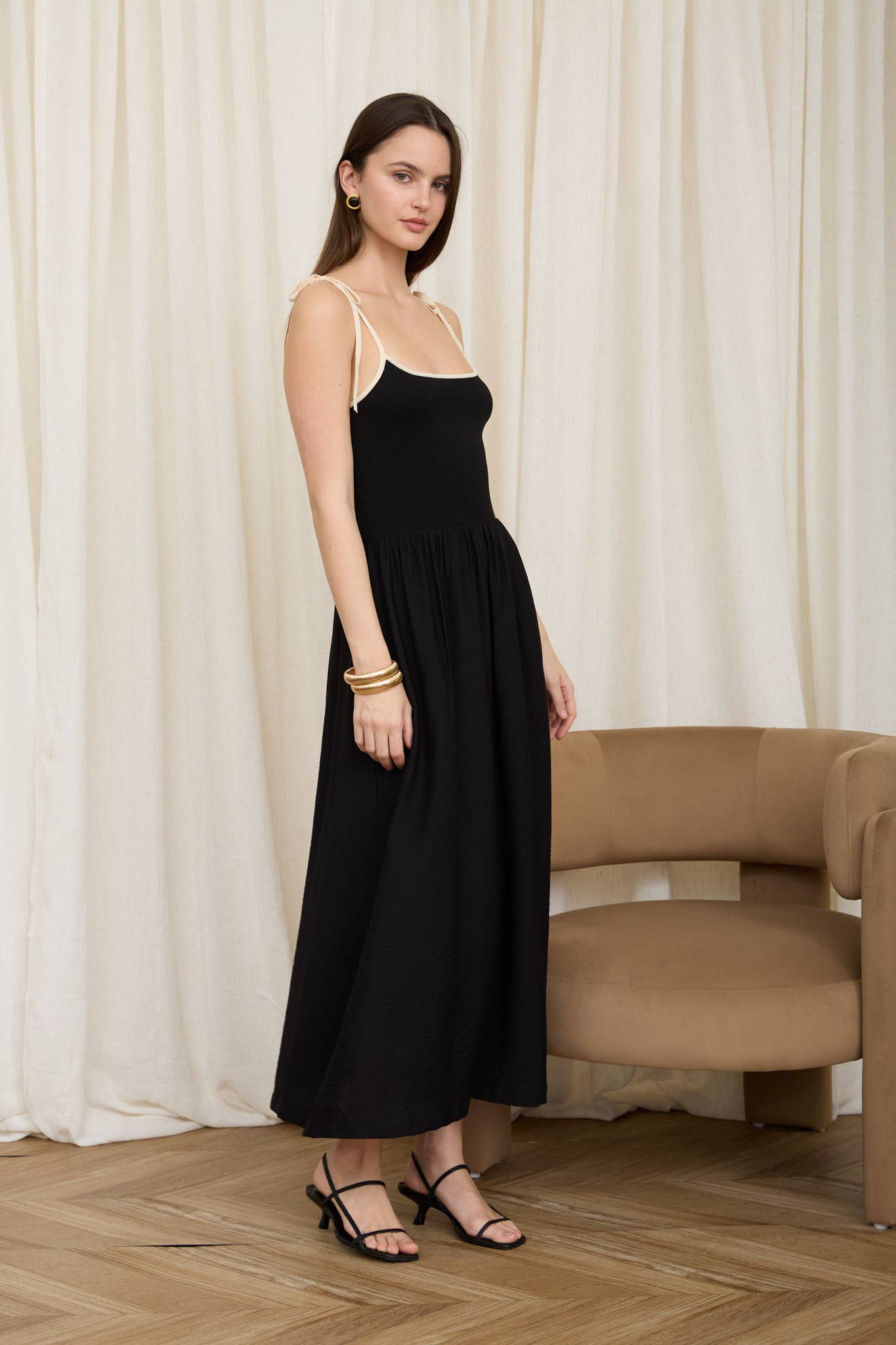 Scoop Neck Contrast Tie Maxi Dress